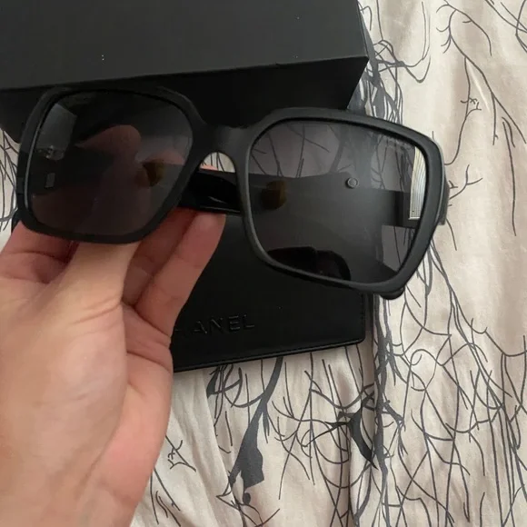 Chanel sunglasses - Picture 3 of 4